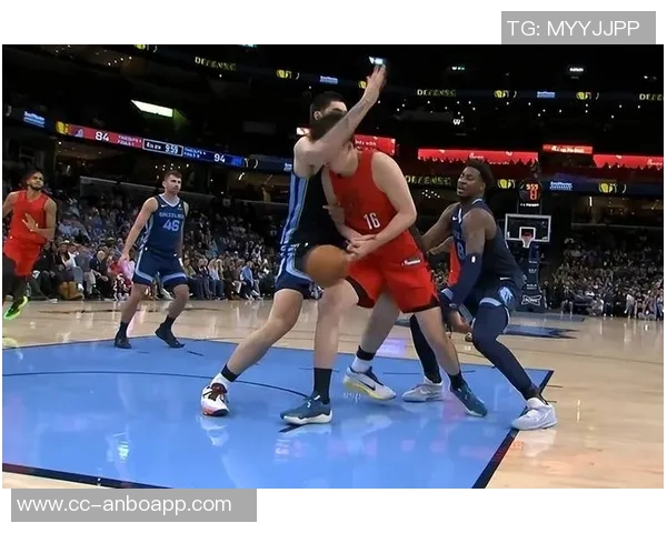 杨瀚森精彩单挑尤班克斯背运转身连招引发观众热烈反响